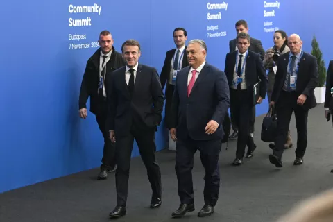 epa11707105 Hungarian Prime Minister Viktor Orban (C-R) welcomes French President Emmanuel Macron (C-L) to the 5th summit of the European Political Community (EPC) held in Puskas Arena in Budapest, Hungary, 07 November 2024. EPA/SZILARD KOSZTICSAK HUNGARY OUT