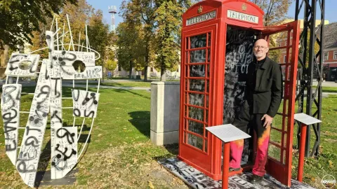 VINKOVCIVinkovački Gradski muzej proslavio je 78. rođendan dvjema izložbama. U najmanjoj galeriji na svijetu, onoj na Trgu bana Šokčevića, nedaleko od muzejske zgrade, Telephone galeriji, otvorena je izložba Elvisa Benona iz Pazina koji je izložio instalaciju EGO, a u prizemlju Gradskog muzeja izložba "Knez iz Bojne".studeni 2024.