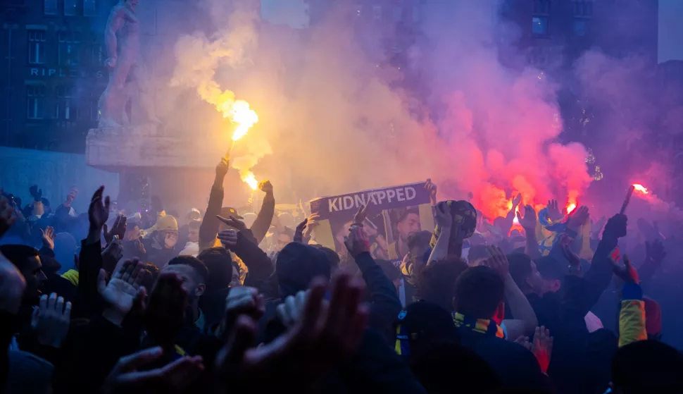 epa11707579 Maccabi Tel Aviv supporters gather at De Dam in Amsterdam ahead of the UEFA Europa League match between Ajax and Maccabi Tel Aviv in Amsterdam, Netherlands, 07 November 2024. EPA/JEROEN JUMELET