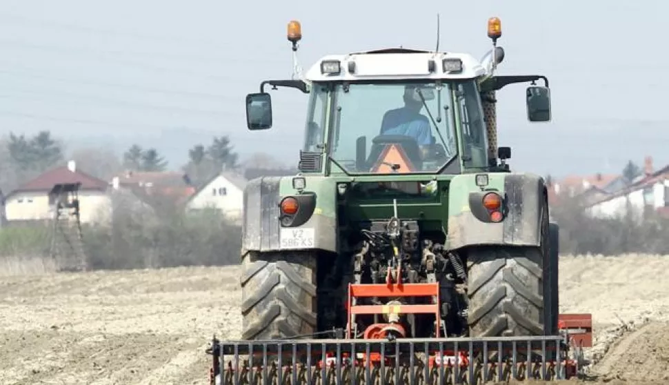 18.04.2013., Varazdin - Poljoprivrednici varazdinske zupanije nakon sto se voda povukla i zemlja se malo osusila konacno su zapoceli pripremati zemlje za proljetnu sjetvu. Photo: Marko Jurinec/PIXSELL------1 stupac colornovosti