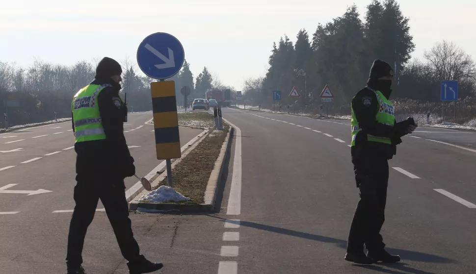 Osijek, 26. 01. 2021, Prometna nesreca, jednom poginulom osobom, na cesti Osijek Klisa odmah iza skretanja za Klisu s osjecke obilaznice, kod industriske zone Nemetin. Policija, vatrogasci, ocevid u tijeku.snimio GOJKO MITIĆ