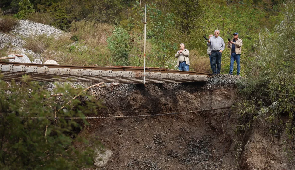 09.10.2024., Jablanica, Zeljeznicka pruga na ulazu u Jablanicu u potpunosti ostecena, te visi u zraku jer je voda odnijela tlo ispod nje. Photo: Armin Durgut/PIXSELL