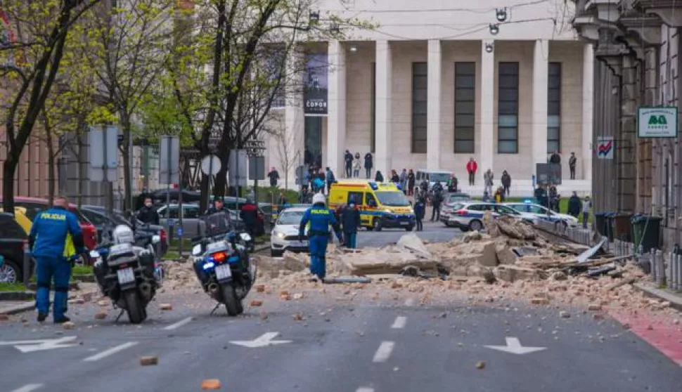 22.03.2020.Zagreb - Stanovnike grada rano jutros probudio je potres nakon kojeg su gradjani izasli iz svojih zgrada i kuca. Steta je na automobilima i fasadama Photo: Bruno Fantulin/PIXSELL