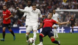 epa11711443 Real Madrid's midfielder Federico Valverde (L) in action during the Spanish LaLiga soccer match between Real Madrid and Osasuna at Santiago Bernabeu stadium in Madrid, Spain, 09 November 2024. EPA/Daniel Gonzalez