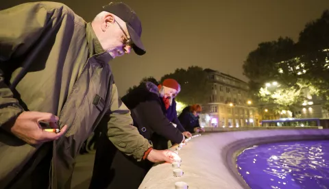 Zagreb, 09.11.2024 - Antifašistička liga RH organizirla je skup sjećanja na Kristalnu noć, pogrom nad Židovima u nacističkoj Njemačkoj i Austriji koji se dogodio 9. i 10. studenog 1938. godine. foto HINA/ Damir SENČAR/ ds