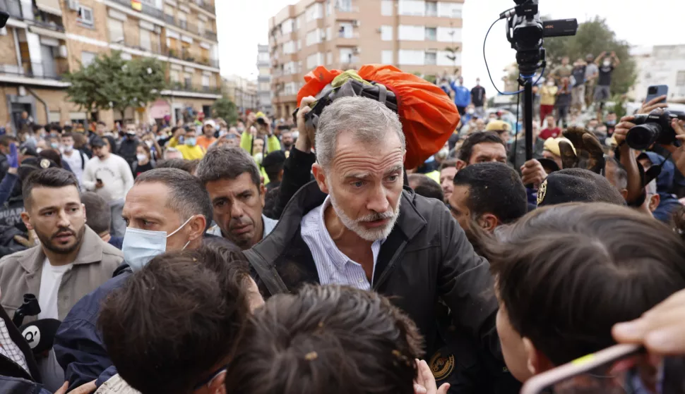 epa11698735 Spain's King Felipe (C) tries to calm down angry citizens as he visits Paiporta, in the province of Valencia, eastern Spain, 03 November 2024. A crowd of angry citizens tossed mud and shouted insults at Spain's King Felipe VI, Queen Letizia, and government officials when they paid their first visit to Paiporta following the recent floods in Valencia and neighboring provinces. EPA/Ana Escobar