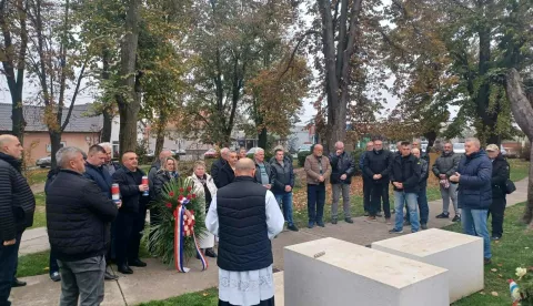 STARI MIKANOVCIVeterani Domovinskoga rata pripadnici 65. lakog samohodnog topničko-raketnog diviziona protuzračne obrane (65. lstrd PZO) na svom redovitom godišnjem susretu okupili su se u Starim Mikanovcima položiti vijence i zapaliti svijeće kod spomenika u središtu sela, u sjećanje na sve poginule u Domovinskom ratu i na preminule pripadnike postrojbe.studeni 2024.