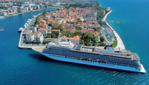 05.05.2023., Zadar - Kod Pozdrava suncu jutros je pristao 'Viking Sea' brod za kruzna putovanja koji plovi pod norveskom zastavom.Duljina ovog kruzera je 228 metara dok je sirok gotovo 29 metara. Photo: Sime Zelic/PIXSELL