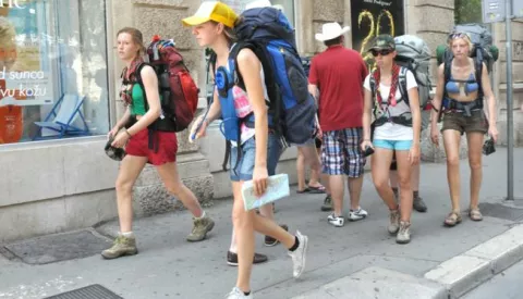 06.07.2012., Pula - Mlade turistice, s opremom za kampiranje, na pulskim ulicama.Photo: Dusko Marusic/PIXSELL------dva stupca novosti