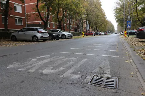 Osijek, 12. 11. 2024, Jug 2. Umaška ulica, ležeći policajci (uspornici i vibraciske trake) na kolniku. Ograničenje brzine na 30 km/h.snimio GOJKO MITIĆ