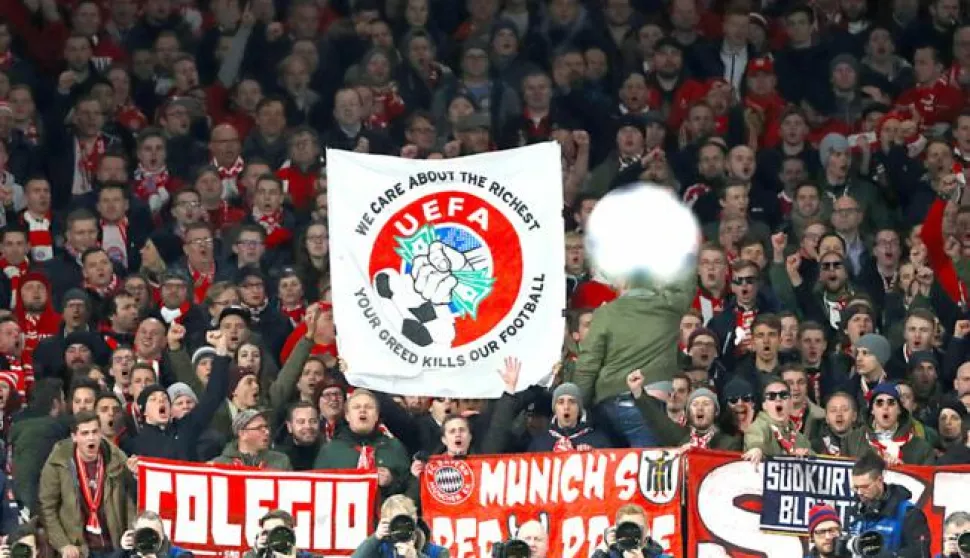 Arsenal v Bayern Munich - UEFA Champions League - Round of 16 - Second Leg - Emirates Stadium Fans hold banners in the stands John Walton Photo: Press Association/PIXSELL------gn dva stupca color sport