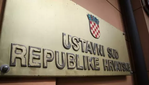 Zagreb, 18.3.2024.- Ustavni sud u ponedjeljak je zakljuиio da predsjednik RH Zoran Milanoviж dok obavlja tu duћnost, ne smije sudjelovati u politiиkim aktivnostima nijedne politiиke stranke, objavio je u ponedjeljak predsjednik Ustavnog suda Miroslav Љeparoviж. Na slici ploиa na ulazu u zgradu Ustavnog suda. foto HINA/ Admir BULJUBAЉIЖ/ ua