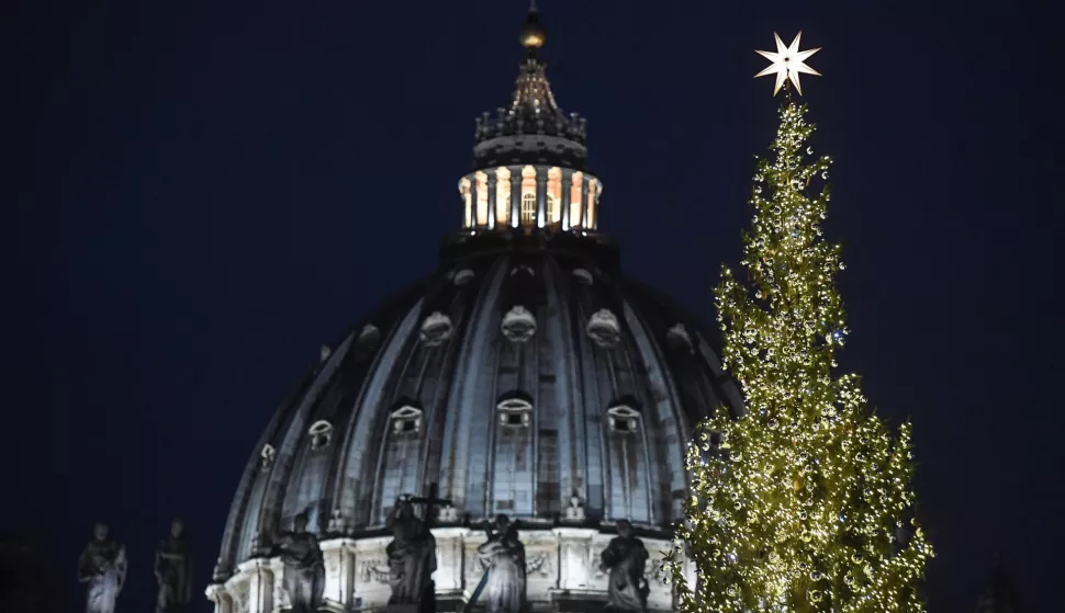 epa07215365 The Vatican Christmas tree and the Nativity Scene (unseen), sculpted from sand, for the Christmas celebration are inaugurated at St. Peter's Square in Vatican City, 07 December 2018. The sand sculpture was unveiled along with the official St. Peter's Square Christmas tree lighting. EPA/ALESSANDRO DI MEO