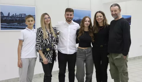 Osijek, 13. 11. 2024, Škola primjenjene umjetnosti i dizajna i dizajna Osijek. Izložba fotografija Filipa Kosa, bivšeg učenika i Glasovog fotoreportera, završio kameru u Zagrebu na Akademiji, radio za Pixell, HTV... Sven, Andrea Filipova djevojka, Filip, Maja, Sara i Vlado.snimio GOJKO MITIĆ