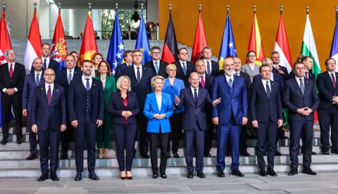 epa11658063 German Chancellor Olaf Scholz (C-R) and European Commission President Ursula von der Leyen (C-L) stand with heads of state pose for a family photo during the 10th 2024 Berlin Process Summit at the Chancellery in Berlin, Germany, 14 October 2024. Chancellor Scholz will hold two working meetings and a working lunch with the participants on the topics of 'Regional Cooperation and Common Regional Market', 'Green Agenda for the Western Balkans, Connectivity, and Energy' and the future direction of the Berlin Process.  EPA/Hannibal Hanschke