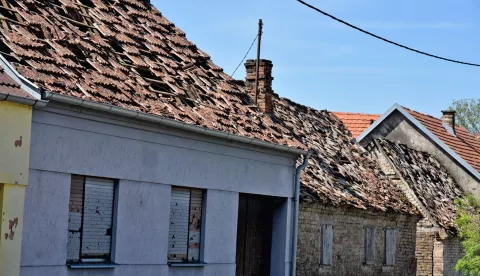 slavonija...bosnjaci...06.07.2024.nekoliko dana poslije olujnog nevremena u kojem je mjesto bosnjaci najgore stradalo radi se na krovovima, a ukljucila se i hrvatska vojska ljudstvom i strojevima;foto Gordan Panić