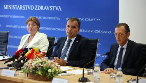 Zagreb, 24.08.2022. - Konferencija za medije u Ministarstvu zdravstva na kojoj se iznose nalaz zdravstvene inspekcije i zaključak Stručnog povjerenstva o slučaju preminulog Vladimira Matijanića. Na fotografiji Mirjana Tadić, ministar zdravstva Vili Beroš, ravnatelj KBC-a Split Julije Meštrović. foto HINA/ Dario GRZELJ/ ml