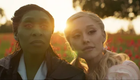 L to R: Cynthia Erivo is Elphaba and Ariana Granda is Glinda in WICKED, directed by Jon M. Chufilm zlica