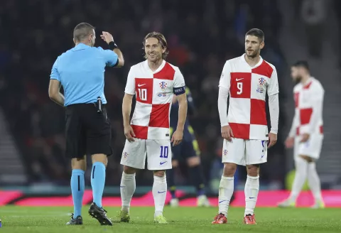 Glasgow, 15.11.2024 - Utakmica lige nacija između reprezentacija Škotske i Hrvatske na Hampden Parku u Glasgowu. Na slici glavni sudac Orel Grinfeeld iz Izraela, Luka Modrić, Andrej Kramarić.foto HINA/ Daniel KASAP/ ds