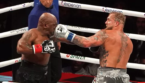 epaselect epa11723880 Jake Paul (R) of the United States in action against Mike Tyson (L) of the United States during their heavyweight bout, in Arlington, Texas, USA, 15 November 2024. EPA/DUSTIN SAFRANEK