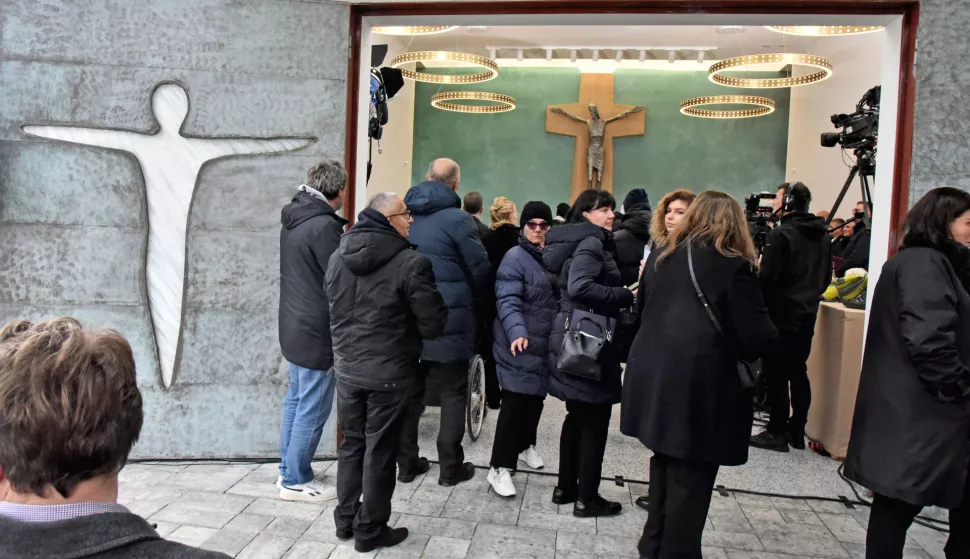 Vukovar, 17.11.2024. - - Na grobove poginulih i ubijenih hrvatskih branitelja na Memorijalnom groblju ?rtava iz Domovinskog rata u Vukovaru u nedjelju su, uo?i 33. godi?njice sloma obrane toga grada, polo?ene ru?e i upaljene svije?e.U novoizgra?enoj grobljanskoj Kapelici Krista Kralja Mu?enika slu?ena je sveta misa tijekom koje je kapelica i blagoslovljena.foto HINA/ Gordan PANI?/ ik