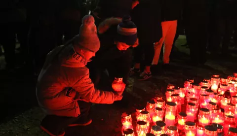 Osijek, 17. 11. 2024, Vukovarska ulica. Paljenje svjeća kod Crvenog fiće, bikerska karavana za Vukovar, i paljenje svijeća uz samu Vukovarsku ulicu.snimio GOJJKO MITIĆ