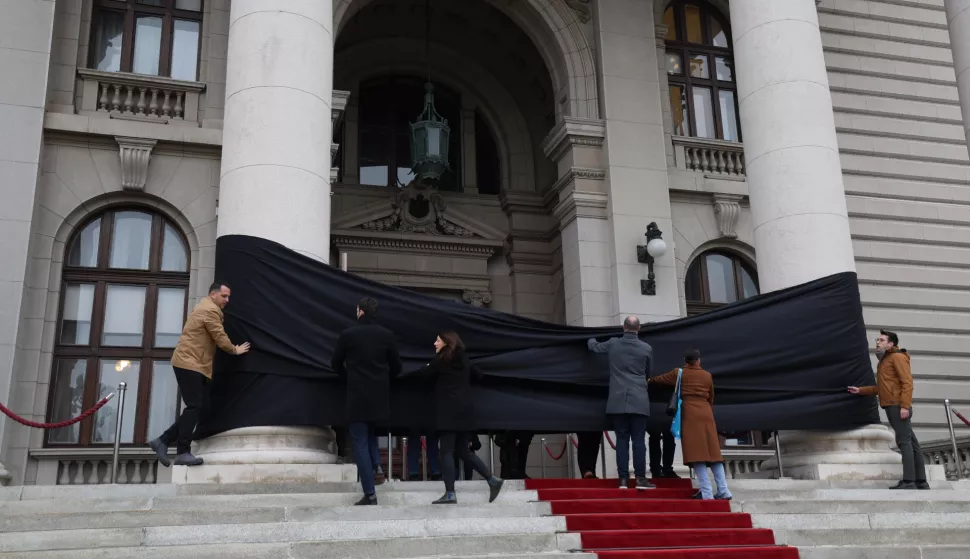 Novi Sad/ Beograd, 15.11.2024 - Gra?ani Novog Sada zastali su u petak na ulicama grada i stoje?i u ?etrnaestominutnoj ?utnji simboli?no odali po?ast ?rtvama nesre?e na ?eljezni?kom kolodvoru 1. studenog kada je u ru?enju nadstre?nice poginulo 14 uglavnom mladih ljudi. Novosa?anima su se pridru?ili i zastupnici srbijanske parlamentarne oporbe koji su ispred zgrade parlamenta u Beogradu razvili crni flor i 14 minuta u ti?ini stajali na ulici. Na akciju odavanja po?asti nastradalima od 11:52 do 12:06 sati pozvala je novosadska oporba. foto HINA/ FoNet/ ZLF/ ik