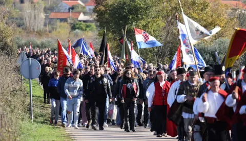 Škabrnja, 18.11.2023. - Mimohod Korak po korak – hodnja od župne crkve do spomen-obilježja na mjesnom groblju sv. Luke, gdje su kod središnjeg križa na groblju državna i izaslanstva i udruge položili vijence i zapalili svijeće.Foto HINA/Zvonko KUCELIN