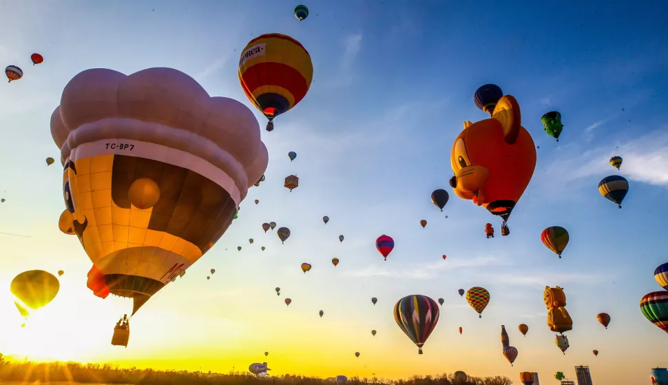 epa11724827 Dozens of hot air balloons fill the sky on the second day of the 2024 International Balloon Festival (FIG) in Leon, Mexico, 16 November 2024. EPA/LUIS RAMIREZ