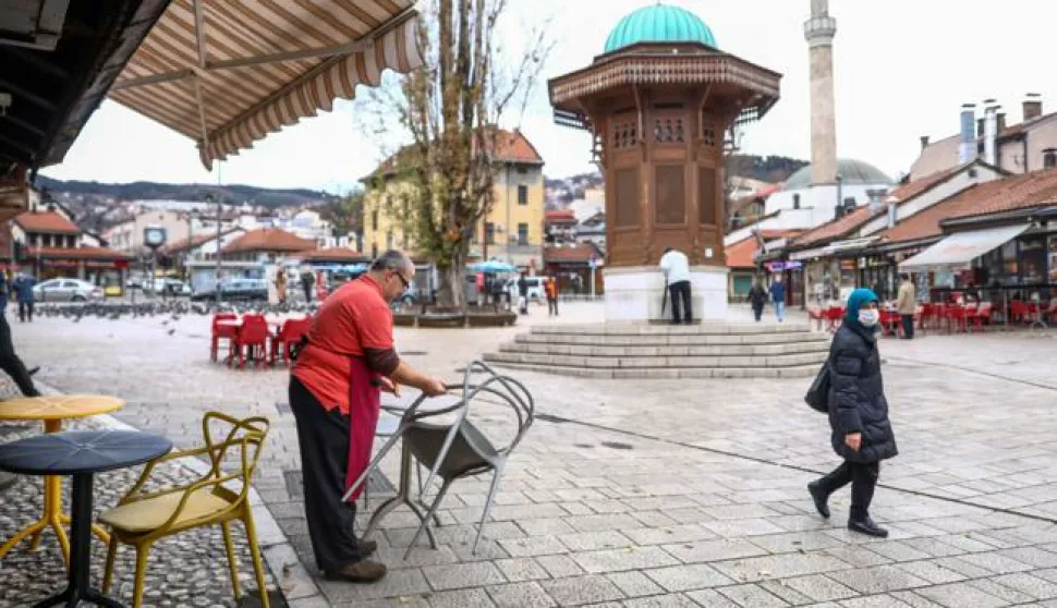 04.12.2020., Sarajevo, Bosna i Hercegovina - Terase sarajevskih ugostiteljskih objekata uglavnom su prazne, na stolovima su samo dezinfekciona sredstva, a gostiju i turista jako je malo.Photo: Armin Durgut/PIXSELL