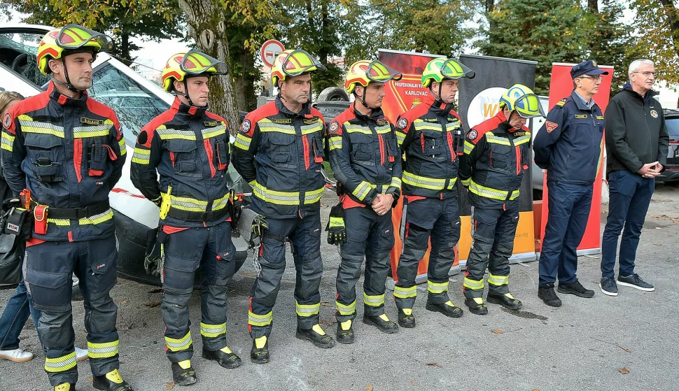 Karlovac, 30.10.2024. - U organizaciji WRO (World Rescue Organization" na otoku Terceira u sklopu Azorskog otočja usred Atlantika, od 5. do 9. studenoga održava se Svjetsko prvenstvo timova za spašavanje u prometnim nesrećama. Hrvatsku će reprezentaciju činiti 10 članova. Šestorica aktivnih natjecatelja "vatrenih" bit će članovi Javne vatrogasne postrojbe Grada Karlovca, koji će tijekom četverodnevnog natjecanja sudjelovati u tom prestižnom natjecanju. Na fotografiji karlovački vatrogasci bit će hrvatski "vatreni" na Svjetskom prvenstvu u spašavanju u prometu, na Azorima.foto HINA/ Mladen VOLARIĆ/ mv