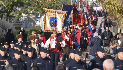 Škabrnja, 18.11.2024. - Povodom 33.obljetnice stradanja, u predjelu Ambar u Škabrnji u Ulici 18. studenog 1991. godine, održao se komemorativni program u spomen na žrtve pokolja u Škabrnji kao i na sve stradale hrvatske branitelje i civilne žrtve u Domovinskom ratu. Foto HINA/Zvonko KUCELIN