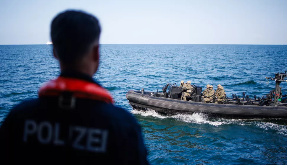 epa11555629 Members of GSG9 special forces ride an inflatable boat for demonstration purposes at the vessel Neustadt (BP 84) in front of a federal police officer during a security tour visit of German Interior Minister Nancy Faeser (not in the picture) to the baltic sea near Warnemuende, Germany, 19 August 2024. German Interior Minister Nancy Faeser visits the baltic sea on a two day trip from 19 to 20 August 2024 in order to receive information on security issues. EPA/CLEMENS BILAN