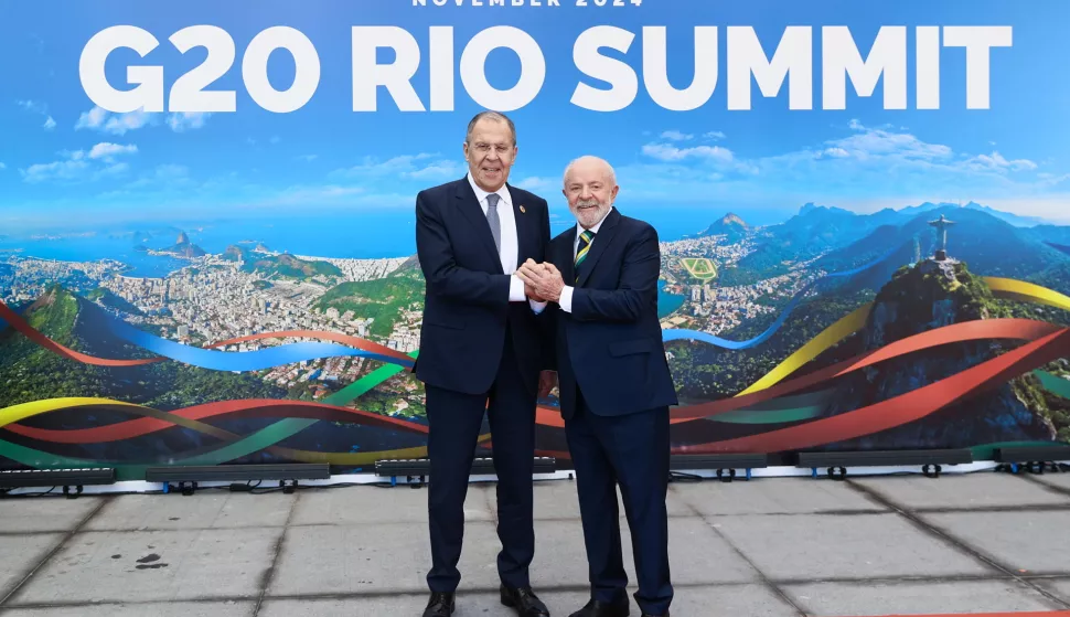 epa11727574 A handout picture made available by Russian Foreign ministry press service shows Brazil's President Luiz Inacio Lula da Silva (R) poses for a picture with Russian Foreign Minister Sergey Lavrov (L) upon his arrival for the first day of the G20 Summit in Rio de Janeiro, Brazil, 18 November 2024. The G20 summit will bring together leaders from 55 nations and organizations on 18 and 19 November at the Museum of Modern Art in Rio de Janeiro. EPA/RUSSIAN FOREIGN MINISTRY PRESS SERVICE/HANDOUT HANDOUT EDITORIAL USE ONLY/NO SALES