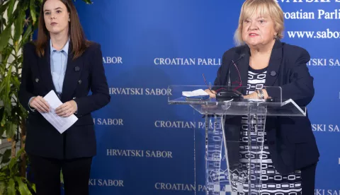 Zagreb, 23.10.2024. - Zastupnica Anka Mrak-Taritaš i članica predsjedništva GLAS-a Marta Ana Cesar održala je konferenciju za medije s temom vladina demografska politika -  ukidaju se olakšice za zapošljavanje mladih.Na fotografiji Marta Ana Cesar, Anka Mrak-Taritaš. foto HINA/ Edvard ŠUŠAK/ es