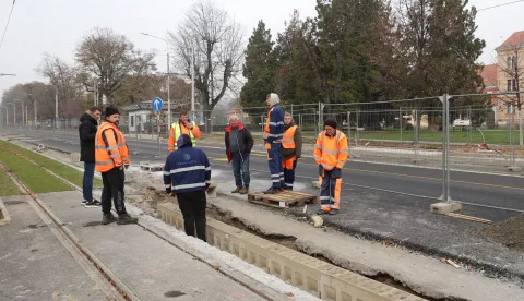 Osijek, 19. 11. 2024., Europska avenija, radovi, postavljanjee slivnika, tek onda asfaltiranje istoga, potom navlačenje novog, drugog sloja asfalta SNIMIO BRUNO JOBST