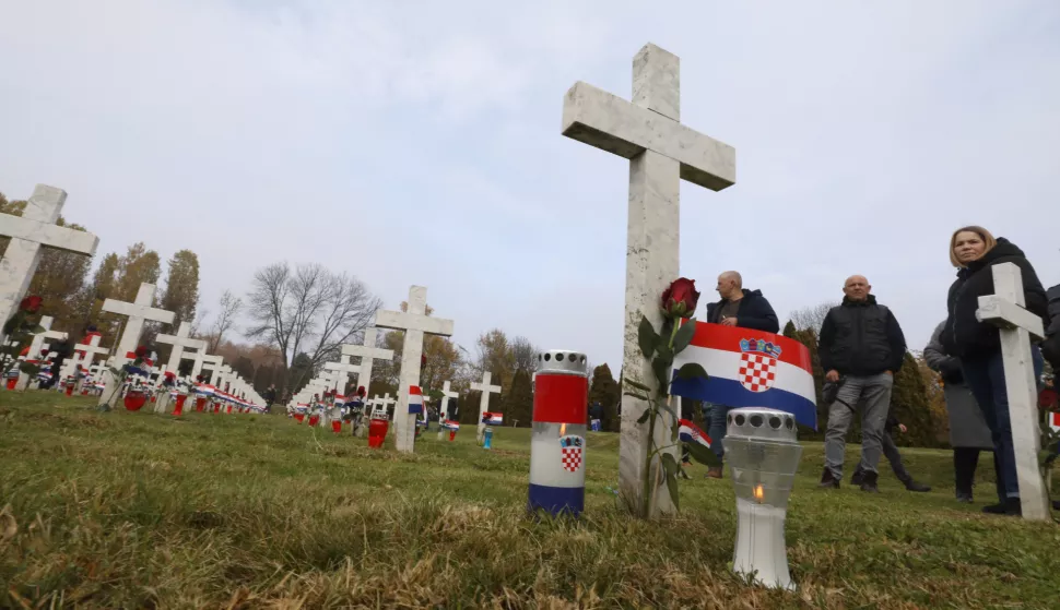 Vukovar, 18.11.2024 - U spomen na hrvatske branitelje i civile poginule u srpskoj agresiji na Vukovar godine 1991. vijence su podno spomen-obilje?ja na Memorijalnom groblju ?rtava iz Domovinskog rata polo?ila i zapalila svije?e dr?avna i ostala izaslanstva koja su u ponedjeljak nazo?na obilje?avanju Dana sje?anja na ?rtvu Vukovara 1991. i 33. godi?njice stradanja toga grada u Domovinskom ratu. foto HINA/ Daniel KASAP/ ik