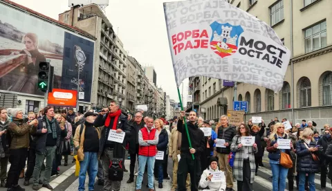 Beograd, 20.11.2024.- Policija je u srijedu u Beogradu uhitila dvojicu aktivista tijekom prosvjeda kojima se poku?ava sprije?iti provo?enje odluke gradskih vlasti o demonta?i Starog savskog mosta, ?to je okupljene potaklo da blokadu pro?ire na susjedni, Brankov most. Na slici blokirada Brankovog mosta. foto HINA/ TANJUG/ VLADIMIR ?POR?I?/ ua