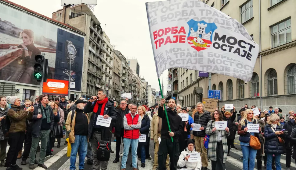 Beograd, 20.11.2024.- Policija je u srijedu u Beogradu uhitila dvojicu aktivista tijekom prosvjeda kojima se poku?ava sprije?iti provo?enje odluke gradskih vlasti o demonta?i Starog savskog mosta, ?to je okupljene potaklo da blokadu pro?ire na susjedni, Brankov most. Na slici blokirada Brankovog mosta. foto HINA/ TANJUG/ VLADIMIR ?POR?I?/ ua