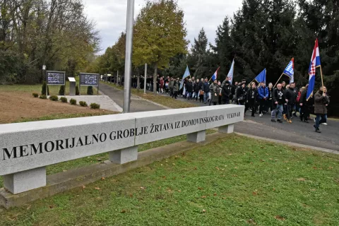 Vukovar, 20.11.2024.- Povodom obilje?avanja Dana sje?anja na ?rtvu Vukovara 1991. i 33. godi?njice stradanja toga grada u Domovinskom ratu, odr?an je 17. mimohod "Vi ste na? ponos - mi smo va?a snaga" od spomen-obilje?ja na Memorijalnom groblju ?rtava iz domovinskog rata grada Vukovara do masovne grobnice "Ov?ara" u organizaciji Udruge djece poginulih i nestalih hrvatskih branitelja Domovinskog rata. foto HINA/ Gordan Pani?/ ua