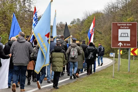 Vukovar, 20.11.2024.- Povodom obilje?avanja Dana sje?anja na ?rtvu Vukovara 1991. i 33. godi?njice stradanja toga grada u Domovinskom ratu, odr?an je 17. mimohod "Vi ste na? ponos - mi smo va?a snaga" od spomen-obilje?ja na Memorijalnom groblju ?rtava iz domovinskog rata grada Vukovara do masovne grobnice "Ov?ara" u organizaciji Udruge djece poginulih i nestalih hrvatskih branitelja Domovinskog rata. foto HINA/ Gordan Pani?/ ua