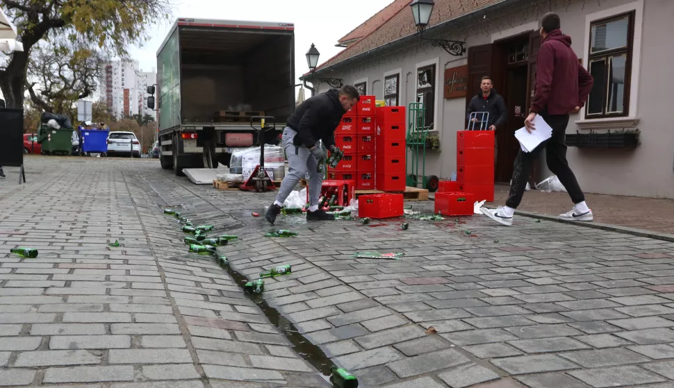 Osijek, 20. 11. 2024, Tvrđa, Ulica Franje Kuhača, ispred Bure bara dogodila se nezgoda prilikom dostave pića, pivo je teklo po Tvrđi.snimio GOJKO MITIĆ