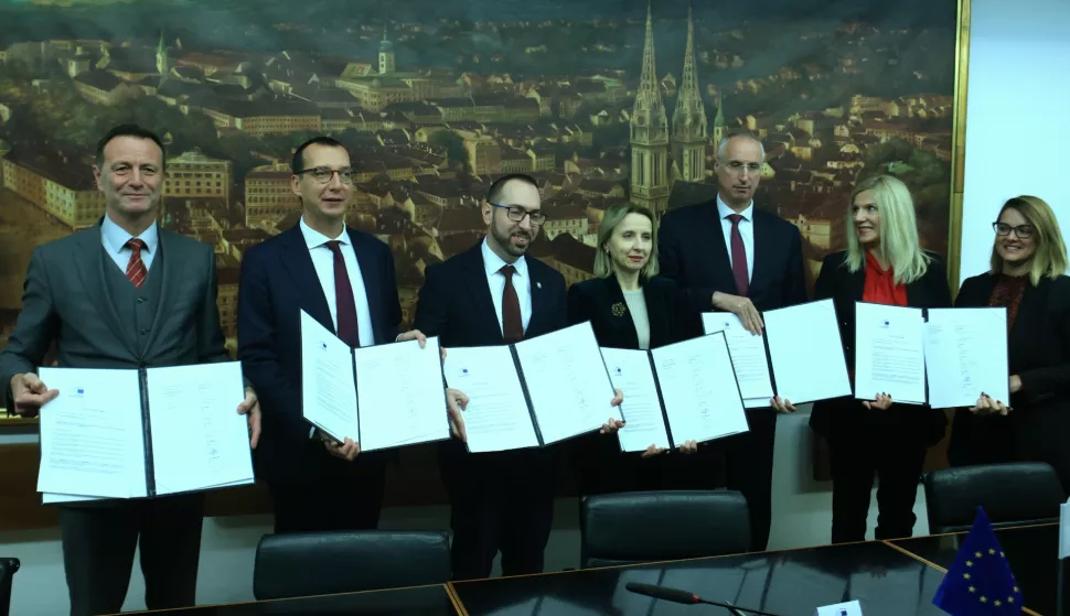 Zagreb.20.11.2024. Europska investicijska banka (EIB) pružit će uslugu savjetovanja Gradu Zagrebu u pripremi projekata priuštivog stanovanja za ranjive skupine i skupine s niskim do srednjim dohotkom. U tu svrhu, gradonačelnik Grada Zagreba Tomislav Tomašević i potpredsjednica Europske investicijske banke Teresa Czerwińska, kao i predstavnici Splita, Rijeke, Varaždina i Osijeka, gradonačelnici Ivica Puljak, Marko Filipović i Neven Bosilj te pročelnica Upravnog odjela za gospodarenje imovinom i vlasničko-pravne odnose Grada Osijeka Sanda Pašuld, potpisali su Potvrdno pismo.foto HINA/ Tomislav Pavlek/ tp