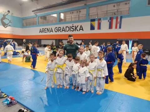 BELIŠĆE - Na međunarodnom judo natjecanju u Bosanskoj Gradišci, koje je okupilo 50 klubova i gotovo 700 natjecatelja iz pet država Judo klub Sankaku, nastupio je sa svojom najjačom ekipom, ali i najmlađom. Sankaku, Belišće i Hrvatsku predstavljalo je sedmero natjecatelja, koji su donijeli čak devet medalja - četiri zlatne, dvije srebrne i tri brončane. STUDENI 2024.