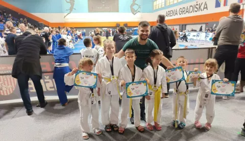 BELIŠĆE - Na međunarodnom judo natjecanju u Bosanskoj Gradišci, koje je okupilo 50 klubova i gotovo 700 natjecatelja iz pet država Judo klub Sankaku, nastupio je sa svojom najjačom ekipom, ali i najmlađom. Sankaku, Belišće i Hrvatsku predstavljalo je sedmero natjecatelja, koji su donijeli čak devet medalja - četiri zlatne, dvije srebrne i tri brončane. STUDENI 2024.