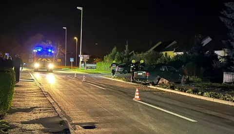 Pijani lik zabio se Mercedesom u banderu u Požegi