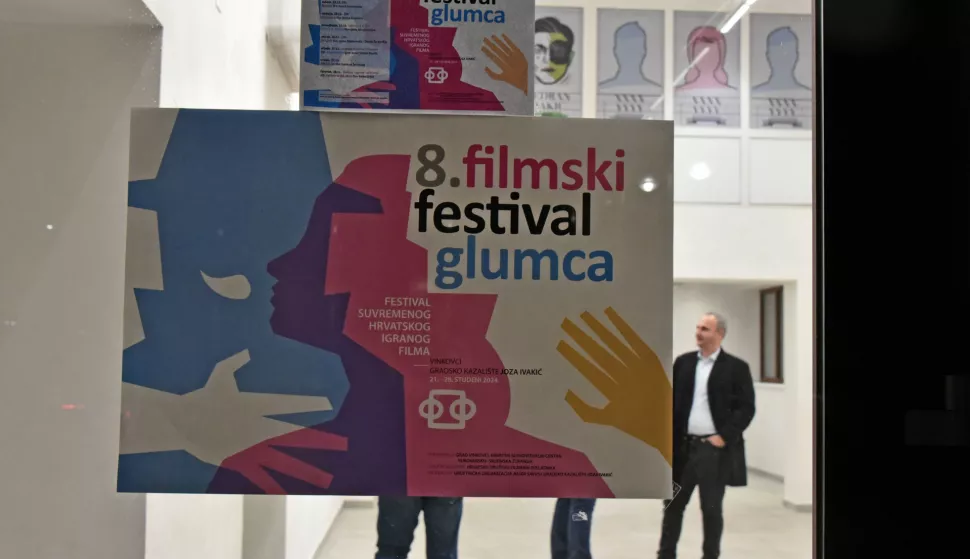 Vinkovci, 21.11.2024. - U Gradskom kazalištu "Joza Ivakić" Vinkovci otvoren je 8. Filmski festival glumca u organizaciji i produkciji Umjetničke udruge Asser Savus. Nakon protokolarnog dijela uslijedila je projekcija filma "Sveta obitelj" redateljice Vlatke Vorkapić, koja je scenarij napisala u suradnji s glumicom, kostimografkinjom i šminkericom Slavicom Šnur.foto HINA/ Gordan PANIĆ/ ml