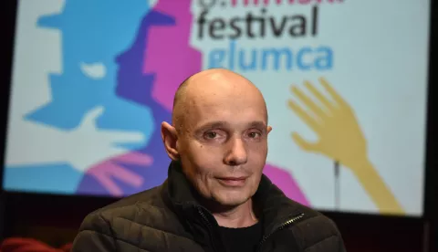 Vinkovci, 21.11.2024. - U Gradskom kazalištu "Joza Ivakić" Vinkovci otvoren je 8. Filmski festival glumca u organizaciji i produkciji Umjetničke udruge Asser Savus. Nakon protokolarnog dijela uslijedila je projekcija filma "Sveta obitelj" redateljice Vlatke Vorkapić, koja je scenarij napisala u suradnji s glumicom, kostimografkinjom i šminkericom Slavicom Šnur. Na fotografiji Slaven Nuhanović, direktor i producent FFG.foto HINA/ Gordan PANIĆ/ ml