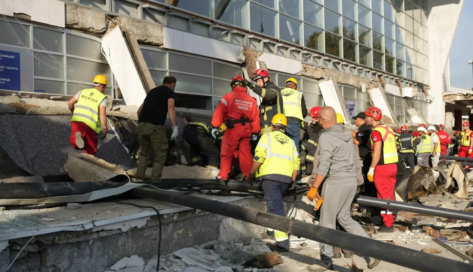 Novi Sad, 1.11.2024. - Osam je osoba poginulo, dvije su teško ozlijeđene, a još su dvije osobe ispod ruševina urušene nadstrešnice željezničkog kolodvora u Novom Sadu, priopćio je u petak ministar srbijanske policije Ivica Dačić nakon dolaska na mjesto nesreće. "Izuzetno teška akcija trajat će nekoliko sati. Osam tijela je izvučeno iz ruševina", rekao je Dačić i dodao da je dvoje ljudi u bolnici te da je jedno od njih u teškom stanju jer mu je noga amputirana. Na fotografiji spasilačke ekipe. foto HINA/ TANJUG/ OMK MUP REPUBLIKE SRBIJE/ nr/ ml