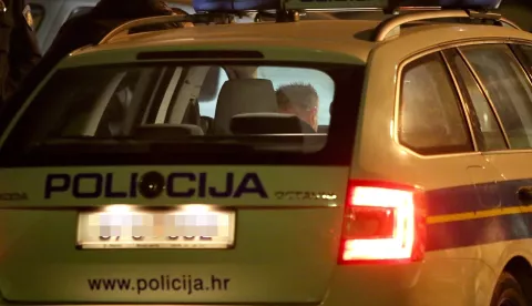 snimio Davor KIBEL,Osijek, 03.11.2015. Ilustracija; MUP, Policija, policajac, slubeni automobil, vozilo, patrola, ophodnja, kontrola, zaustavljanje, mark, noć, navečer